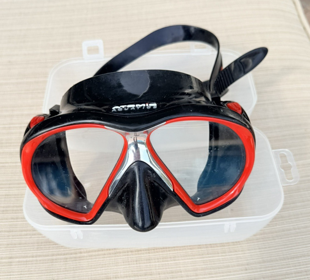 Atomic SubFrame Dive Mask - Medium Fit Black/Red Silicone Low-Volume- Excellent