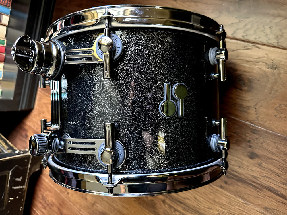 SONOR SQ2 13' X 9" TOM MEDIUM MAPLE BLACK SPARKLE WITH BLACK CHROME HARDWARE