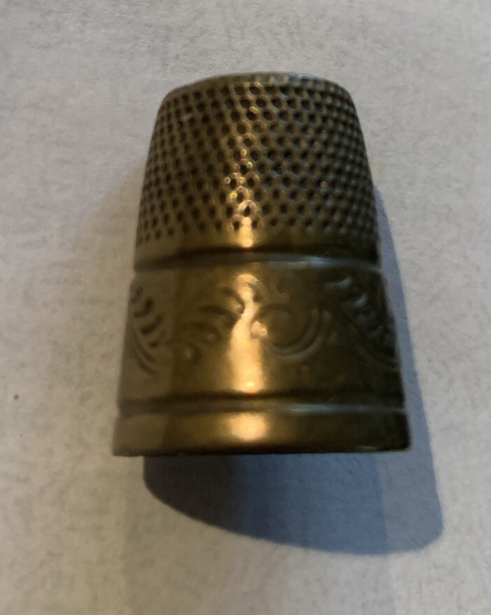 VINTAGE BRASS SEWING THIMBLE SCROLL DESIGN