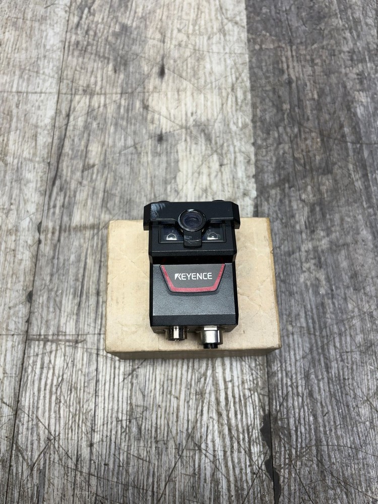 KEYENCE LONG DISTANCE 2D CODE READER SR-752