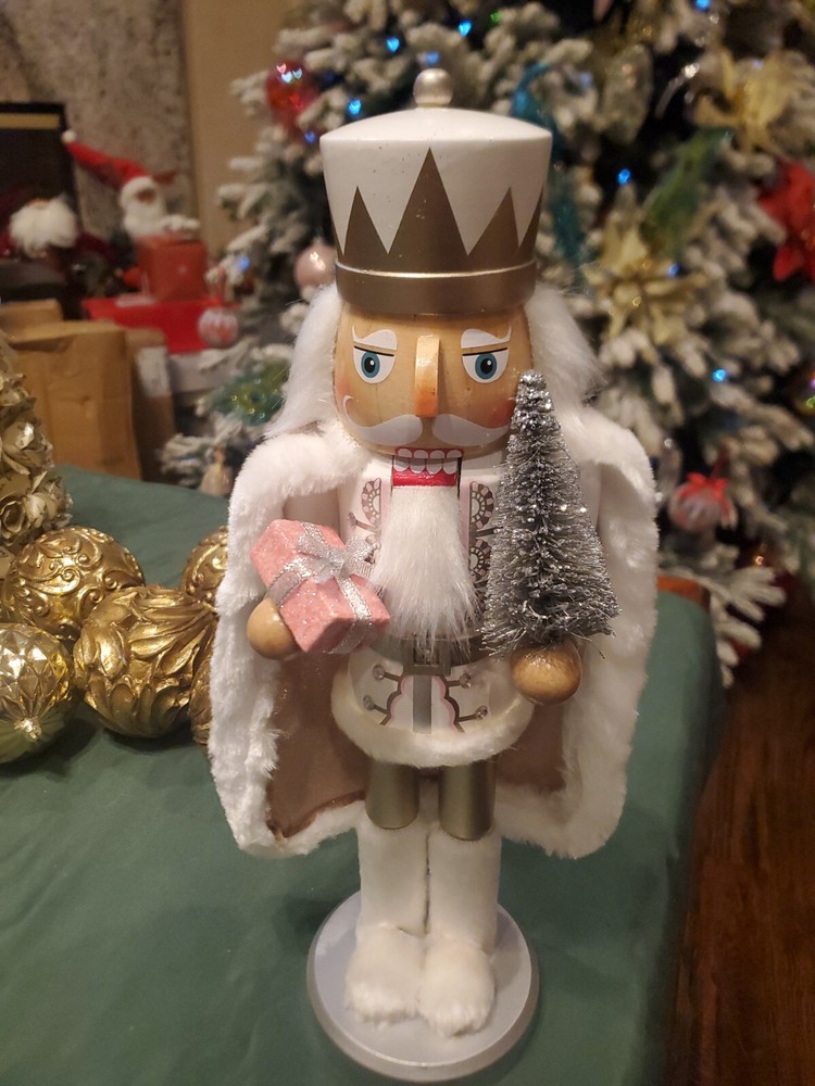 Holiday Lane White Cape Nutcracker Holding Tree & Gift. NEW