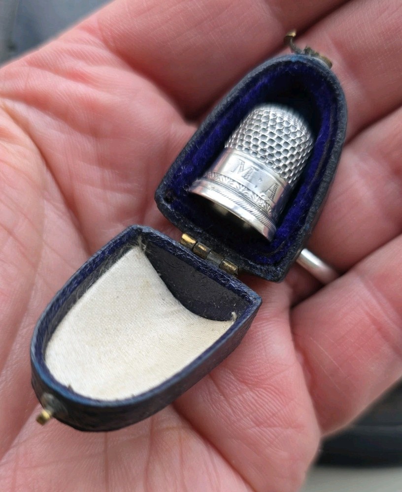 Antique boxed White Metal/ Silver  Thimble.
