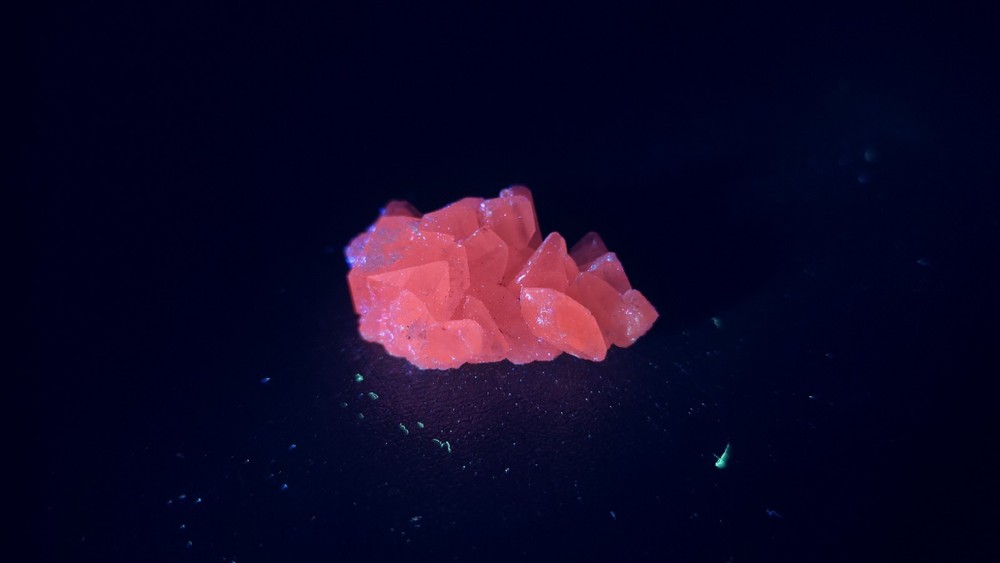 UV Reactive Mangano Calcite
