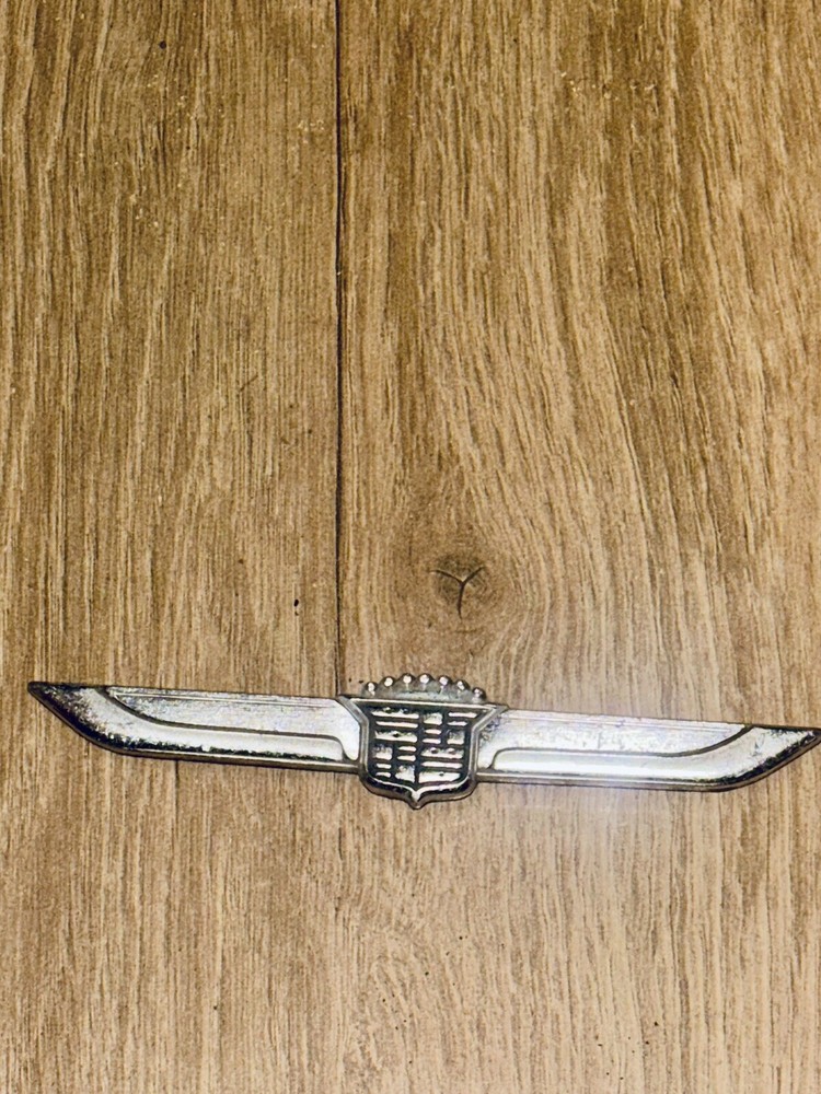 CADILLAC VARIOUS MODELS CIRCA '80S Silver EMBLEM GM 16502499