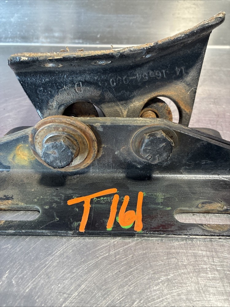 FREIGHTLINER BRACKET - UPPER EXHAUST SUPPORT, CAB MOUNTED, RH