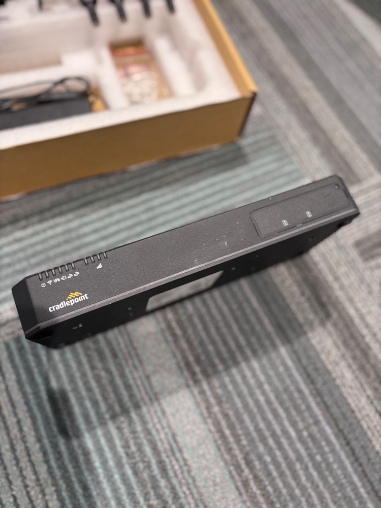 Cradlepoint E3000 4G/5G E3000-C18B Wireless Router