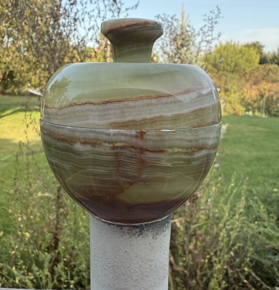 Onyx Apple Jar 4” – Hand-Carved Stone Decorative Container