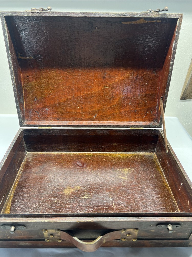 Antique Handheld Travel Chest/trunk