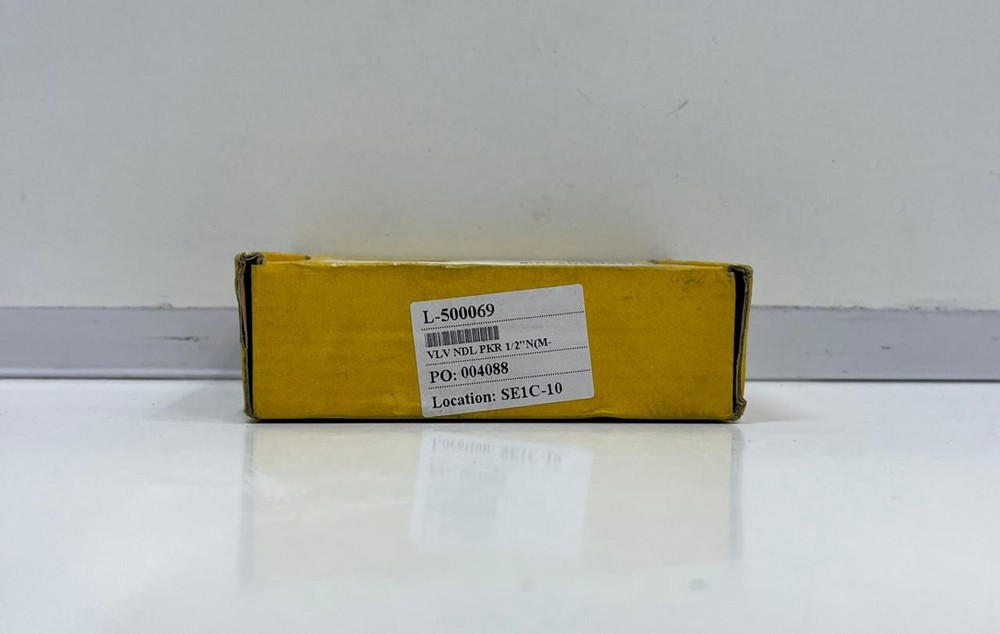 New Parker HNVS8M8FNC Needle Pattern Hand Valves , UK#10