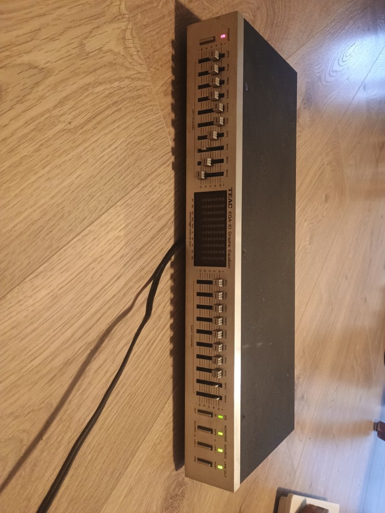 TEAC EQA-10 Graphic Equalizer turns on