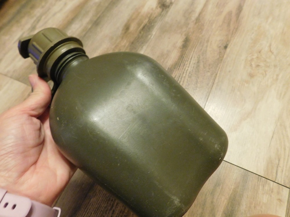 US MILITARY 1 QUART OD GREEN PLASTIC CANTEEN " R & D"