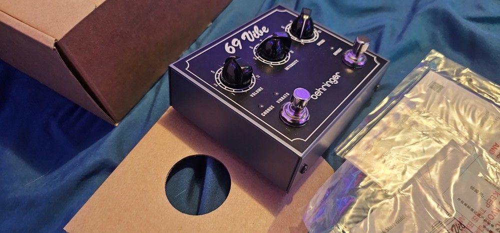 Behringer 69 Vibe Chorus/Vibrato Pedal
