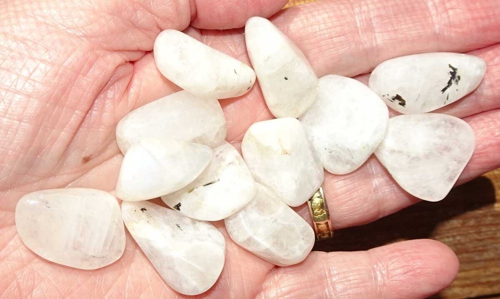 Rainbow Moonstone - 12 Tumbled stones rt663e