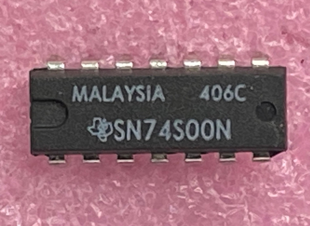 Texas Instruments SN74S00N quad 2-input NAND Integrated Circuit