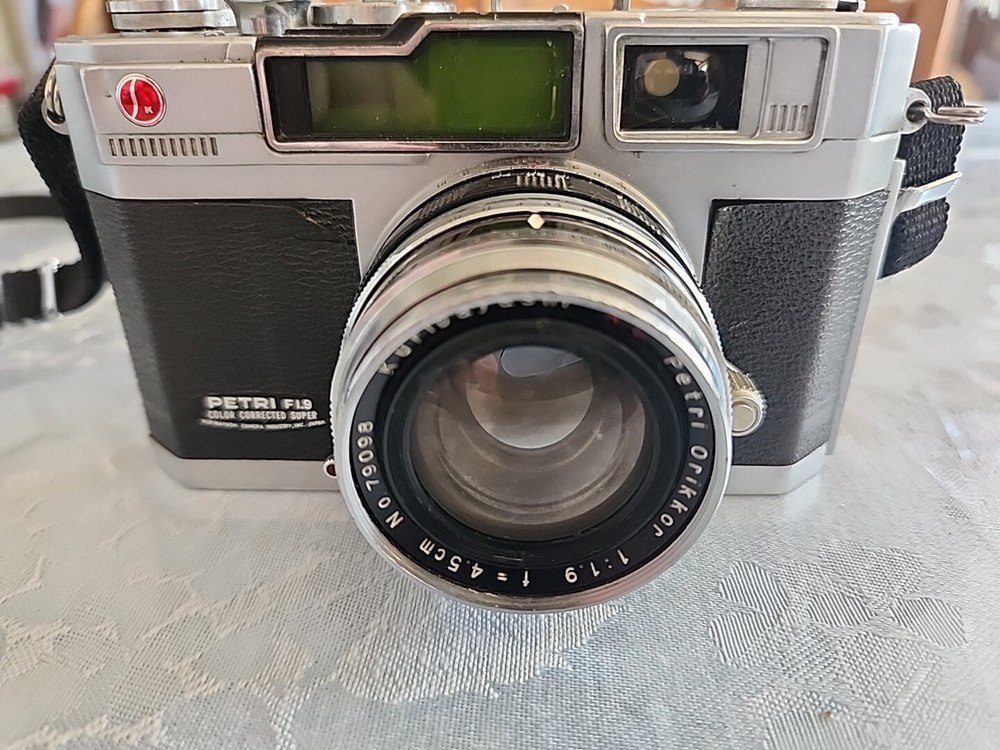 PETRI F/1.9 COLOR CORRECTED SUPER 35MM RANGEFINDER CAMERA Untested