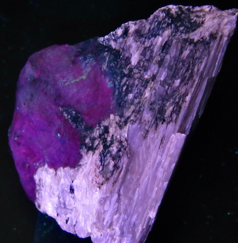Fluorescent : AGRELLITE - Kipawa River Complex , Temiscamingue , Quebec