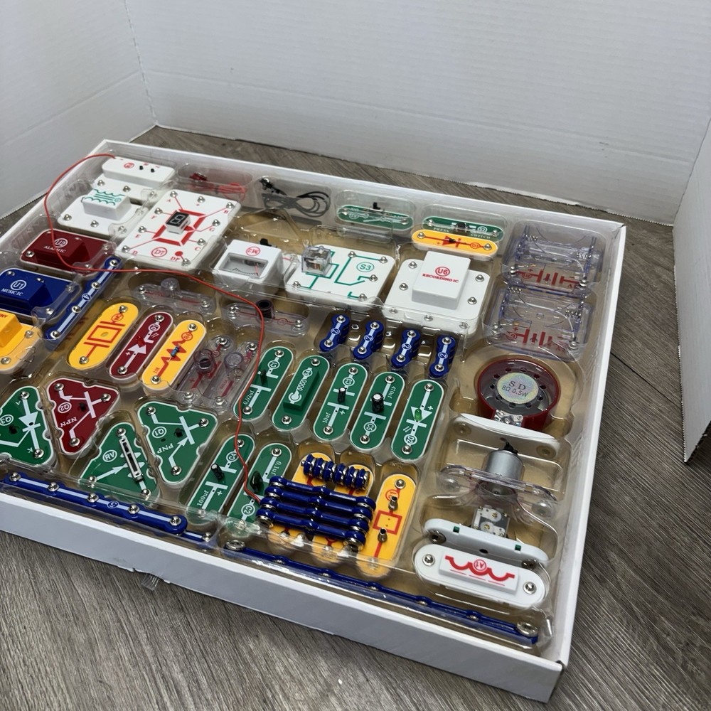 Elenco Electronics Snap Circuits Extreme 750 Experiments Kit Mostly Complete