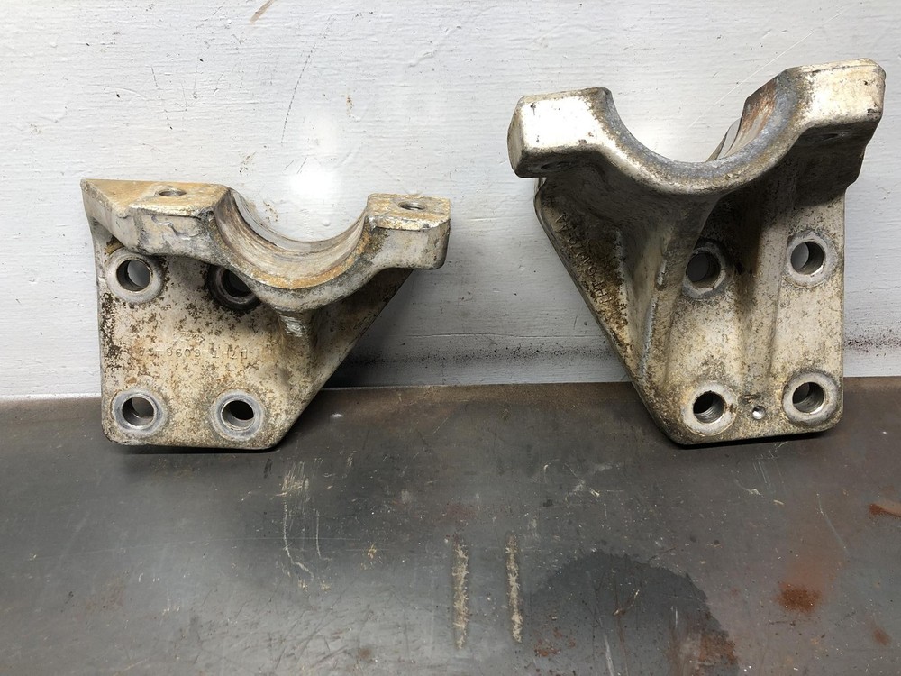 Cummins N14 CELECT Engine Mount - Used | P/N D7HT6069CA