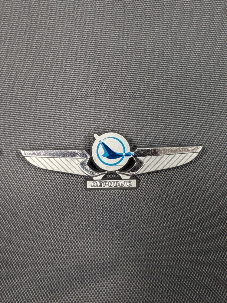 REPUBLIC AIRLINES Vintage Pin