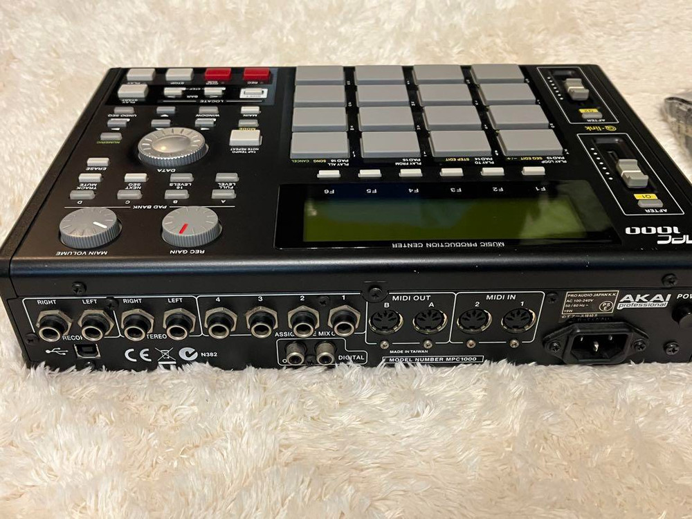 AKAI MPC1000 Sampling Machine Sampler Stereo 32 voices 64-track sequence Used