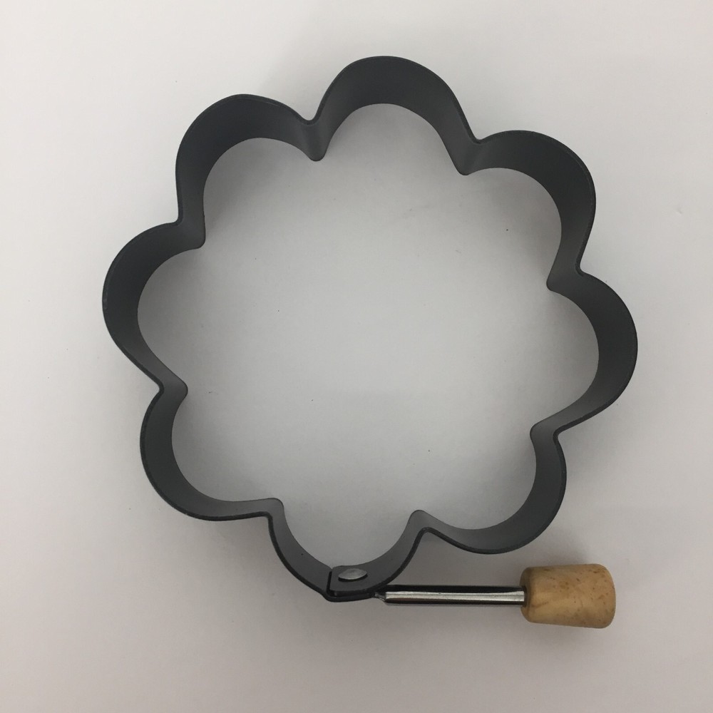 WILLIAMS SONOMA 4 Easter Egg Molds For Eggs Or Cookie Cutters 2015 Retired NEW