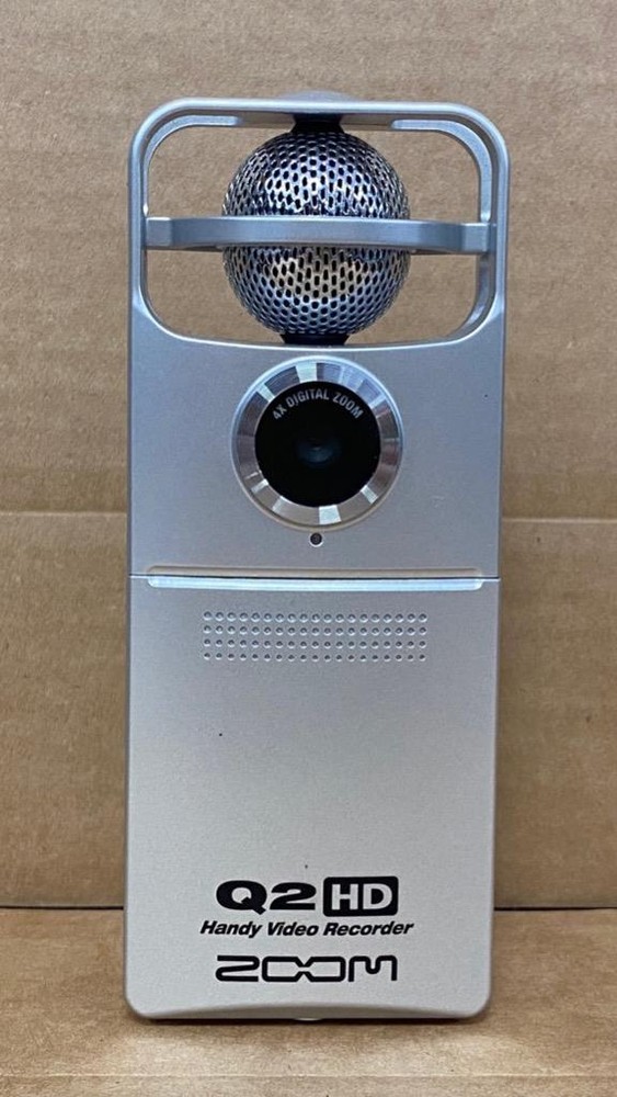 ZOOM Q2 HD HANDY VIDEO RECORDER W/ SOFT CASE- USED.