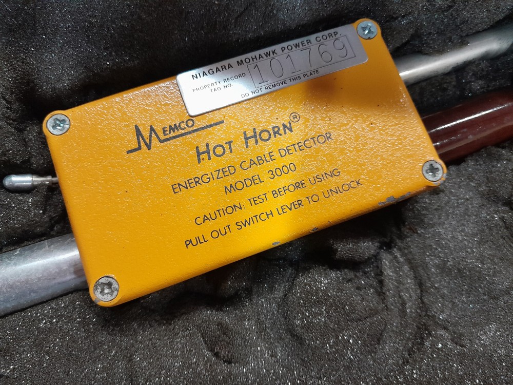 Memco Model 3000 Energized Cable Detector with Case