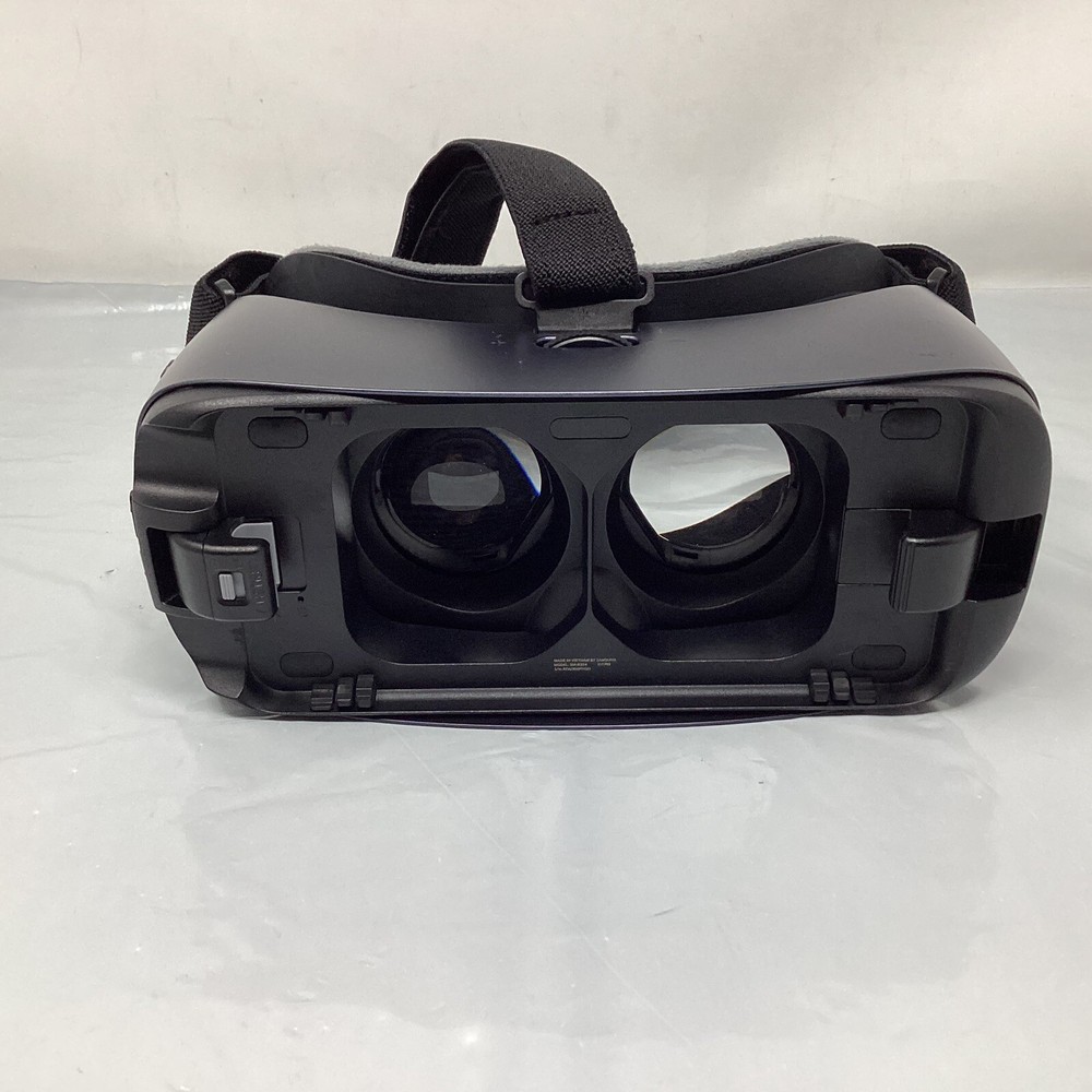 Samsung Gear VR With Controller Powered By Oculus