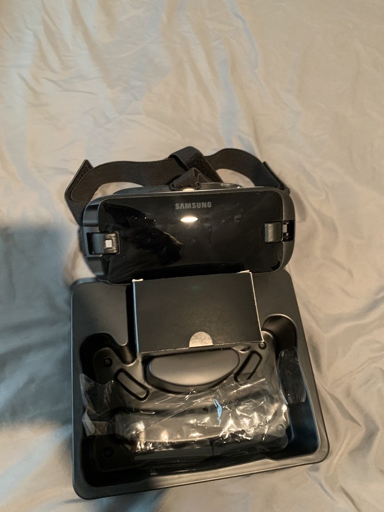 Samsung Gear VR with controller