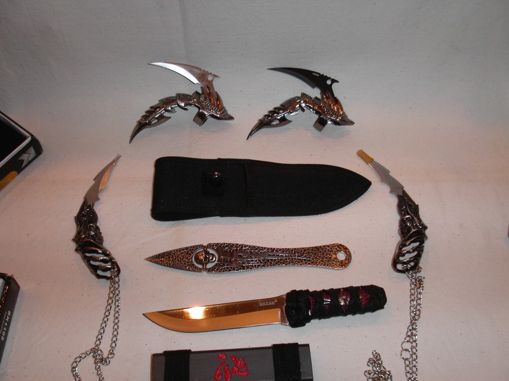 Knife set with 4 finger claw.