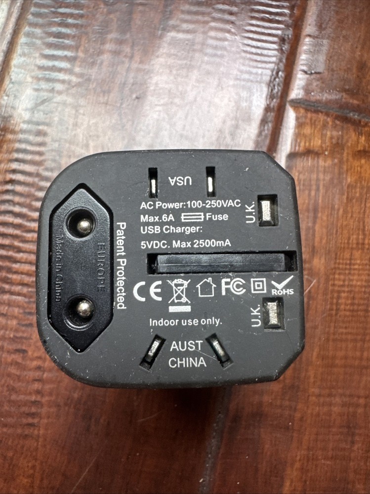 Loop LE-TA01 World Travel Adapter Plug Universal Converter