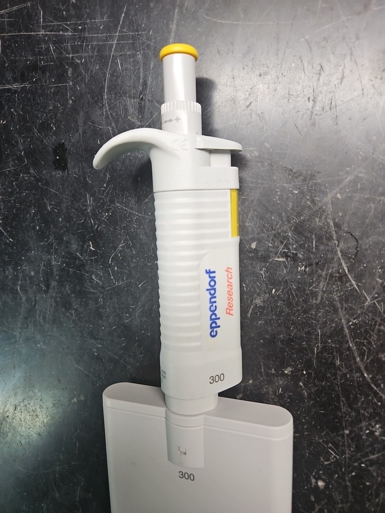 Eppendorf RESEARCH 8-channel pipette 300