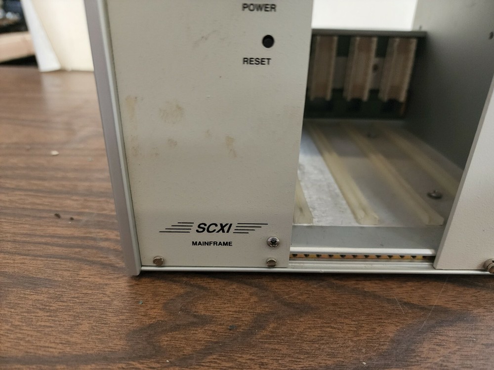NATIONAL INSTRUMENTS SCXI-1000 Mainframe Chassis