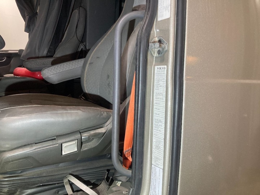Volvo VNL 23(in) Grab Handle, Cab Entry (Front) - Used