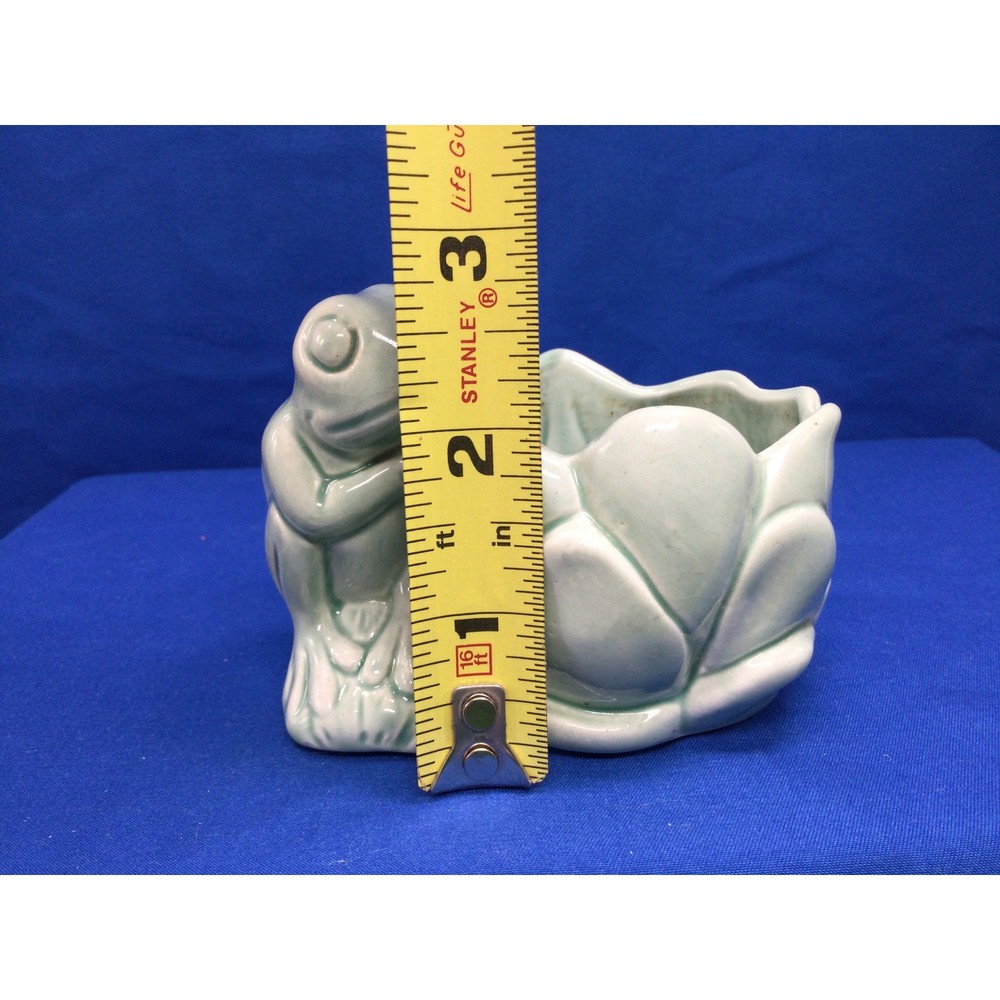 Vintage Ceramic Small Frog with lily Planter 9241