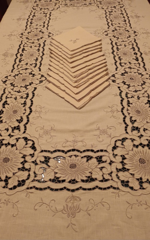 Hand Embroidered Rectangular Tablecloth With Napkins