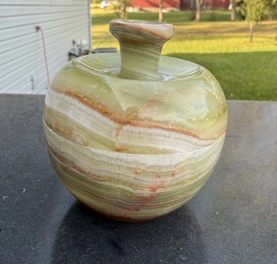 Onyx Apple Jar 4” – Hand-Carved Stone Decorative Container