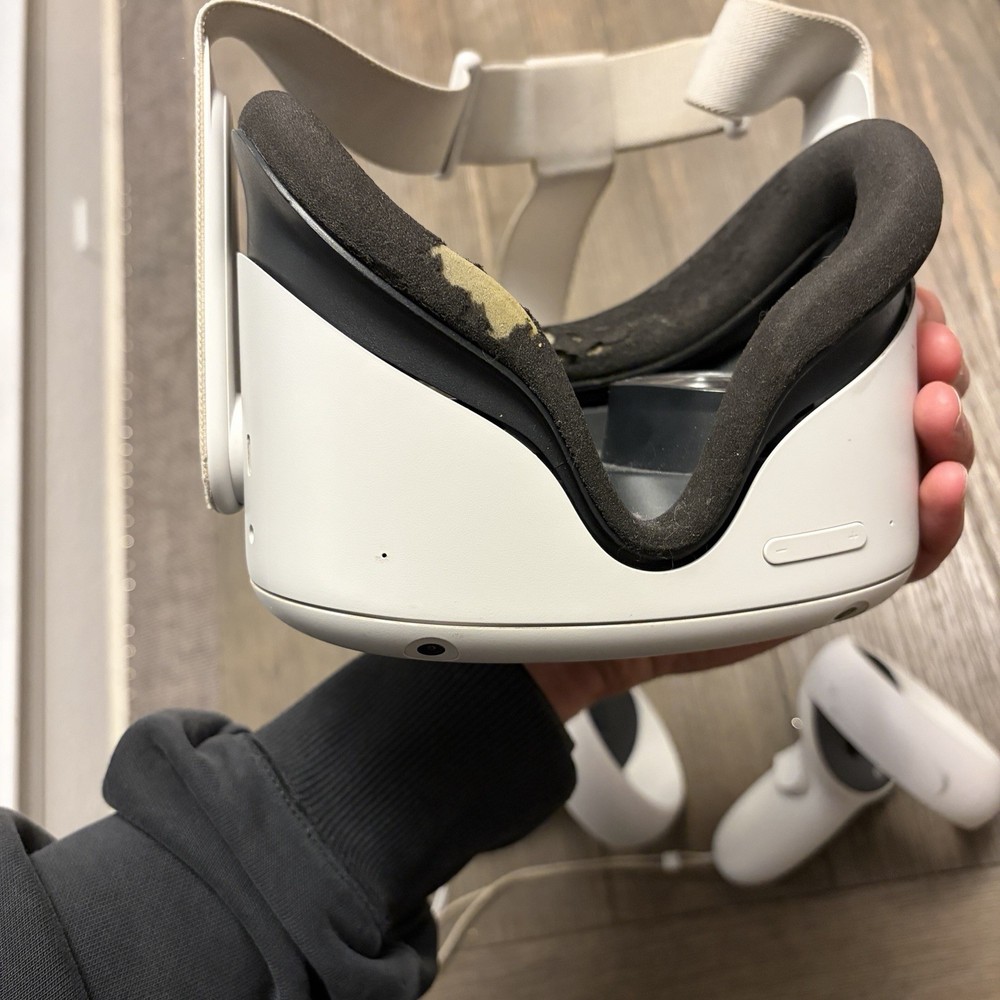 Meta / Oculus Quest 2 256gb with controllers - Fully Functional Needs Face Pad