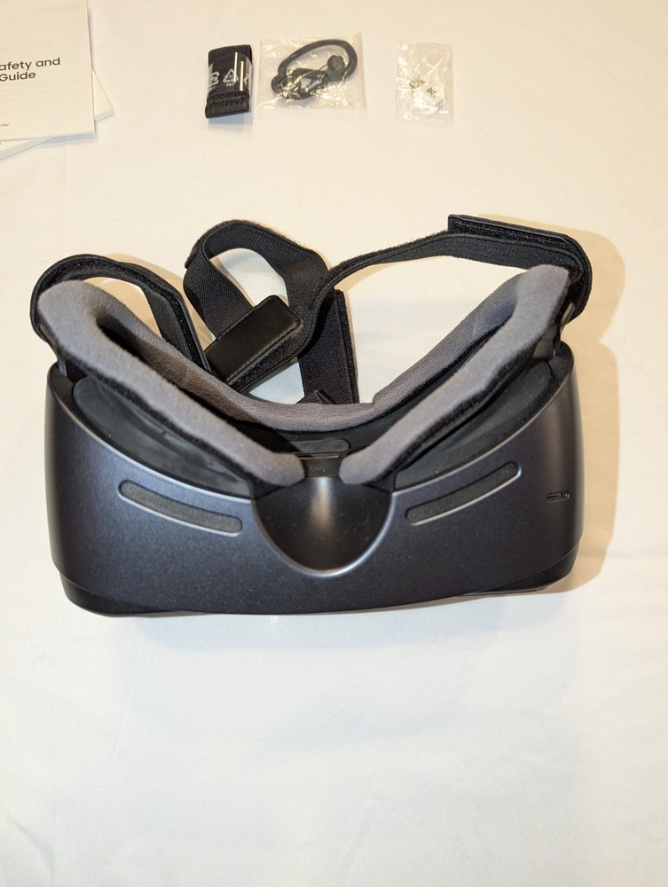 Samsung Gear VR SM-R324 With Controller