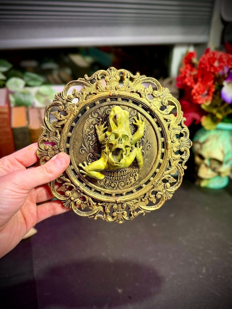 {Unpainted} Gothic Wall Frame and Spine Hugger Display