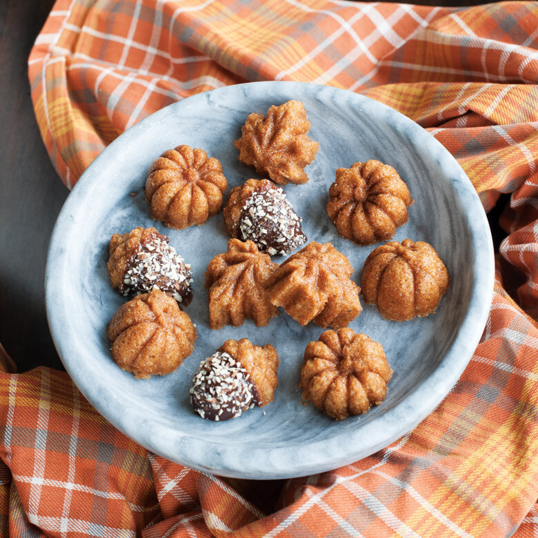 Nordic Ware Autumn Delights Cakelet Pan