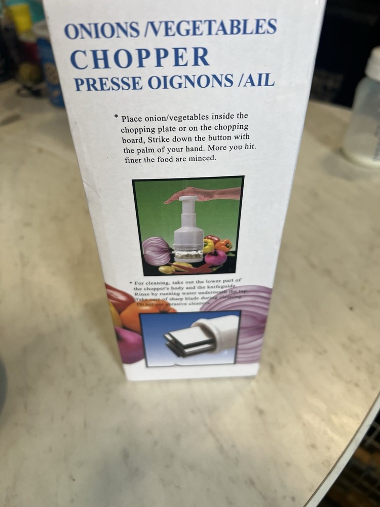 Manual Push Function Vegetable Chopper White Plastic with Container Lid Knife G…