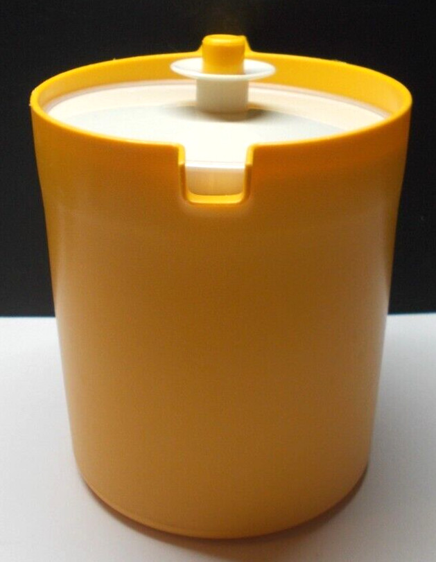 Tupperware 1575 Yellow 1.5 Quart Round Pitcher Pop Top Lid