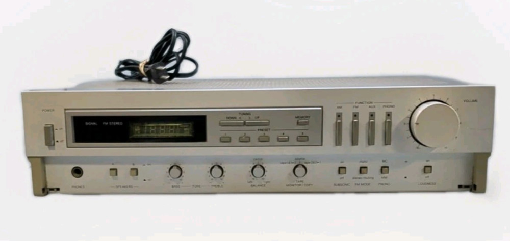 Denon DRA-400 Precision Audio Component/Tuner Amp. Powers On