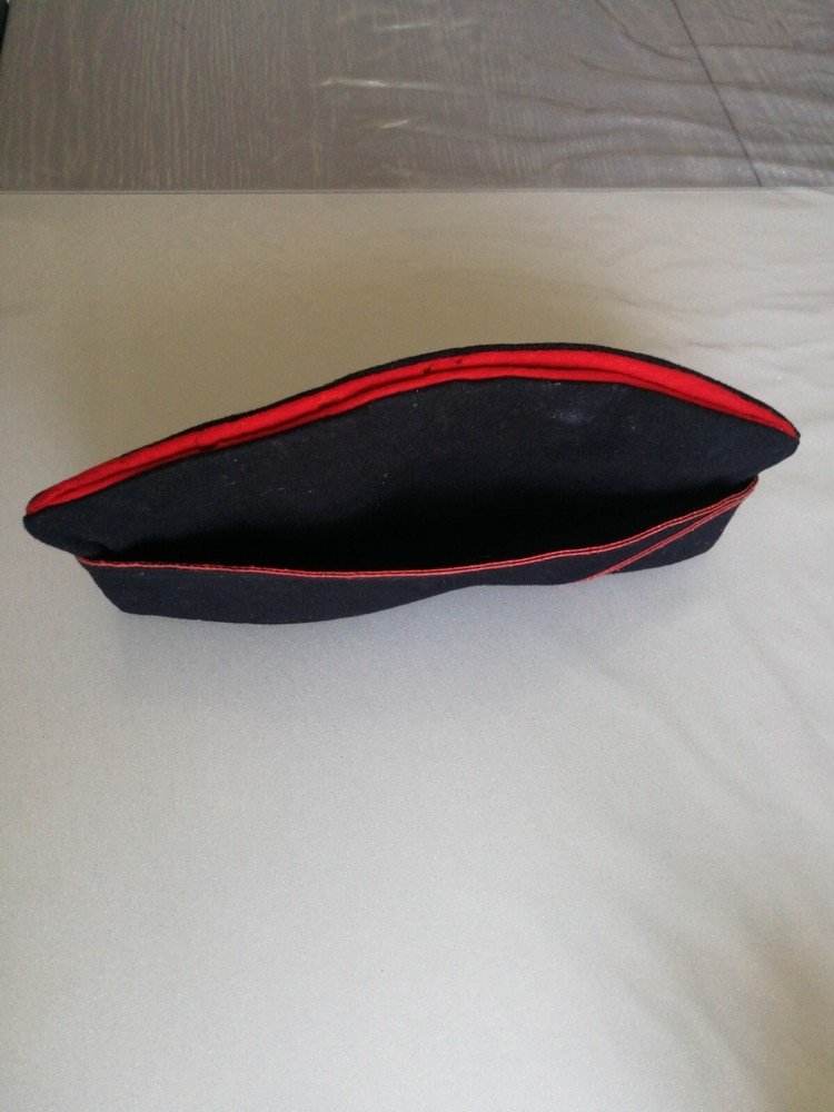 Blue beret with red border.