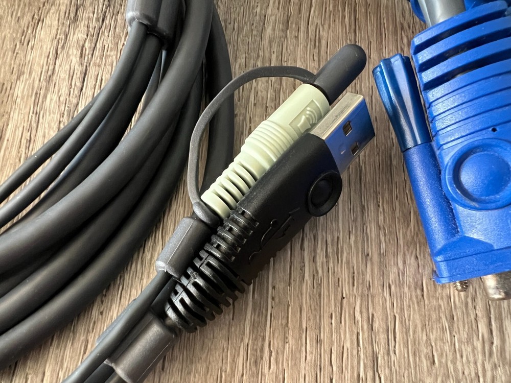 IOGEAR USB 2 port KVM Switch w/built-in Cables GCS632U