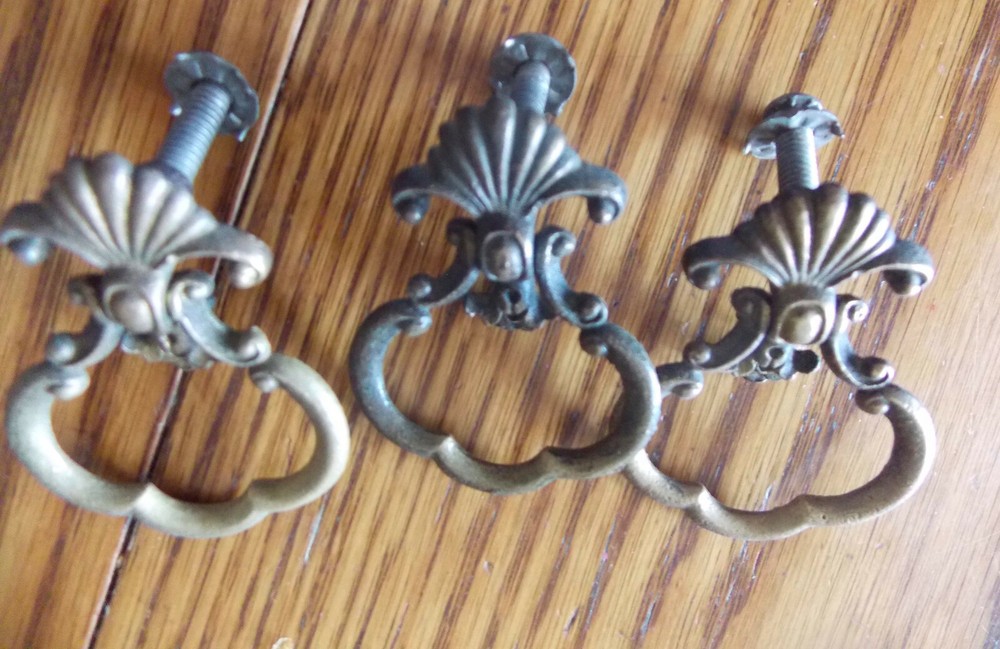 Vintage Furniture Pull/ Drawer Handle   (1 pull)   (PR10)