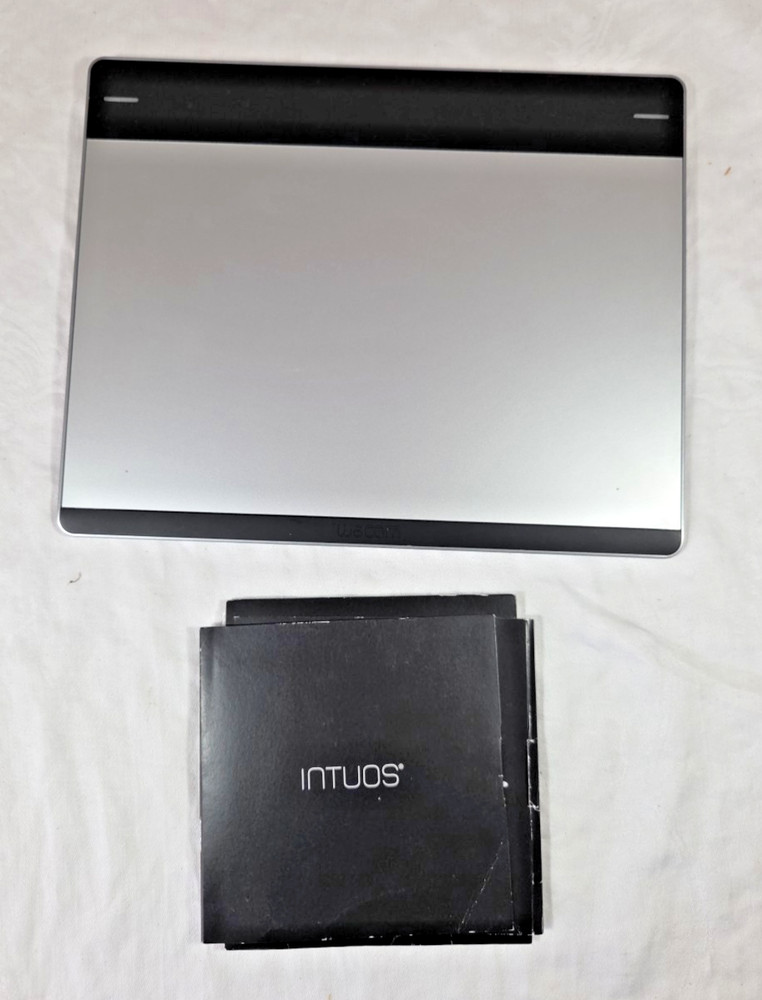 Wacom Drawing Tablet With Pen CTH-680 Intuos Medium Creative Pen/Touch Tested ✅