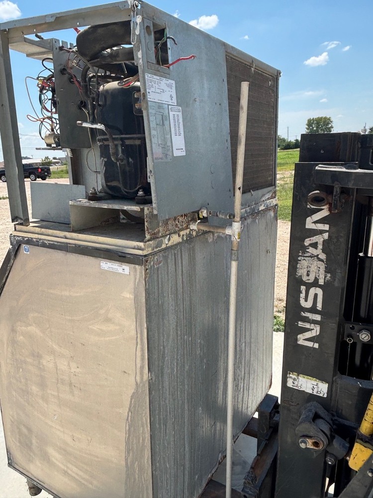 MANITOWAC ICE Machine B970 Bin + SY1404A Ice Maker Head, Half Cubes