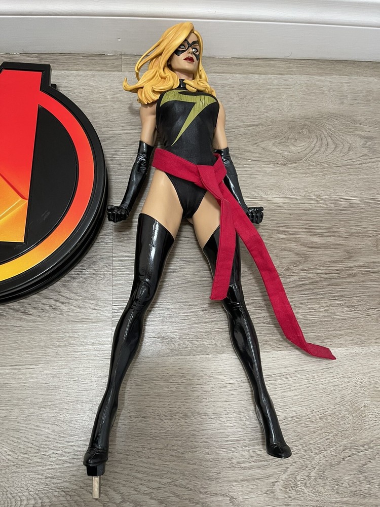 Sideshow Collectibles Exclusive Ms Marvel Premium Format Statue Marvel (READ)